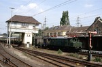 E 04 20 läuft mit dem Rheingold-Sonderzug im Bahnhof Kreuztal ein. (10.08.1986) <i>Foto: Wolfgang Bügel</i>