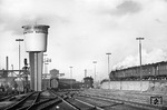 Ein Eilzug mit Doppelbespannung P8 (BR 38.10) passiert auf der Fahrt nach Süden das Bw Hamburg-Altona mit seinem markanten neuen Wasserturm, der ein Fassungsvermögen von 500 m3 besaß. Im Hintergrund ist noch der alte Vorgänger zu erkennen.  (12.12.1955) <i>Foto: Walter Hollnagel</i>