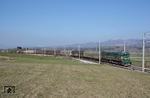 SZ 664-102 erklimmt mit einem südwärts fahrenden Güterzug die Rampe bei Gradec (vor Pivka). (08.03.2014) <i>Foto: Stefan Jurasovits   </i>