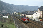 V 160 077 verlässt mit einem Schnellzug den Bahnhof Cochem und wird unmittelbar in den 4205 m langen Kaiser-Wilhelm-Tunnel einfahren. (30.04.1967) <i>Foto: Robin Fell</i>