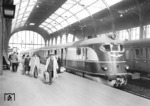 Ein Neubautriebwagen der DR (Reihe VT 12.14 der Fa. Ganz aus Budapest) ist als Interzonenzug Berlin-Stadtbahn - Hamburg soeben im Bahnhof Hamburg-Altona angekommen. (07.1954) <i>Foto: Walter Hollnagel</i>