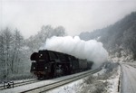 Rauhreif im Saaletal bei Kahla. Bei zweistelligen Minustemperaturen im Extremwinter 1978/79 befördert 01 0509 den P 5018 nach Camburg. (08.01.1979) <i>Foto: Wolfgang Bügel</i>