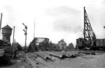 Rammarbeiten zum Bau der neuen Klappbrücke über die Hunte in Oldenburg. Die Bauarbeiten unterstützt eine pr. T 3 (89 7399). (08.1950) <i>Foto: Quebe</i>