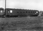 2. Klasse Schürzenwagen der DB (17572 Mü) im Aw Opladen. (1952) <i>Foto: Slg. Eisenbahnstiftung</i>