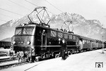 Die Abnahme der E 41 005 erfolgte am 16. November 1956. Wie alle Vorserienloks der Baureihe E 41 war sie beim Bw München Hbf stationiert. Dies hatte den Vorteil, dass man den nicht selten auftretenden "Kinderkrankheiten" im nahen Aw Freimann umgehend begegnen konnte. Fotogerecht für den Münchener Direktionsfotografen wird im Bahnhof Garmisch-Partenkirchen der Abfahrauftrag erteilt. (1956) <i>Foto: Steidl</i>