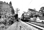 Laut Bildbeschriftung soll es sich hier um den wenig spektakulären Eröffnungszug anlässlich der Aufnahme des elektrischen Betriebes auf der Strecke Ingolstadt - Treuchtlingen handeln.  (27.05.1962) <i>Foto: Steidl</i>