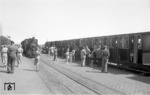 Hochbetrieb am Fähranleger von Wangerooge. Links wartet 99 211. (07.1952) <i>Foto: Slg. Eisenbahnstiftung</i>