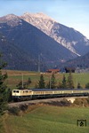 111 004 mit N 4690 (Mittenwald-Garmisch) bei Klais. (16.10.1977) <i>Foto: Peter Schiffer</i>