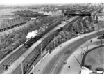 39 049 verlässt mit einem Personenzug den Bahnhof Köln-Deutz. Gleich wird sie die Hohenzollernbrücke überqueren und den Kölner Hauptbahnhof erreichen. Rechts fährt eine unbekannte 03 in den Bahnhof ein. Als Fotostandpunkt diente ein Brückenturm der Hohenzollernbrücke. (1932) <i>Foto: RVM (Felten)</i>