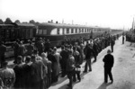 Ankunft des ersten FDt 66 aus Berlin mit SVT 137 273 im Bahnhof Büchen. (10.09.1949) <i>Foto: Walter Hollnagel</i>