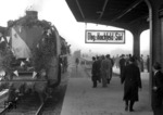 03 276 hat soeben den Eröffnungszug über die Hochfelder Brücke nach Duisburg Hochfeld-Süd gebracht. (01.10.1949) <i>Foto: Willi Marotz</i>