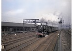 50 1751 vom Bw Paderborn hat mit ihrem Personenzug soeben den Dortmunder Hauptbahnhof hinter sich gelassen. Die 6 Gleise der westlichen Ausfahrt führen nach Essen, Hagen und Unna. Im Hintergrund die Werkshallen der Union-Hütte. (1963) <i>Foto: Slg. Eisenbahnstiftung</i>
