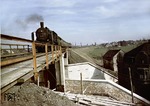 38 3722 vom Bw Dortmund Bbf passiert mit einem Personenzug aus Bochum eine Brückenbaustelle in Wattenscheid. Wegen der häufig im Ruhrgebiet auftretenden Bergsenkungen mussten immer wieder Strecken und Bauwerke angehoben werden. (02.1957) <i>Foto: Slg. Eisenbahnstiftung</i>