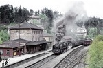 45 019 muss im Bahnhof Heigenbrücken die Überholung der sich im Hintergrund nähernden 44 499 abwarten. (22.05.1955) <i>Foto: Carl Bellingrodt</i>