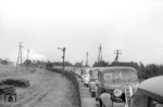 Auf einfachen K-Wagen, gezogen von einer P 8,  begann die Autobeförderung über den Hindenburgdamm nach Sylt. Das Wirtschaftswunder zeigt bereits Wirkung. Aufnahme in Niebüll. (1951) <i>Foto: Walter Hollnagel</i>