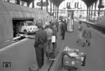 Verladung eines Fiat in den Autotransport-Wagen des Autoreisezuges "Komet" (Hamburg-Altona - Hameln - Basel - Chiasso) auf dem Bahnsteig Gleis 5/6 in Hamburg-Altona. (06.1958) <i>Foto: Walter Hollnagel</i>