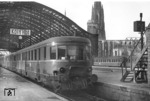 Als neue "Schnell"triebwagenverbindung des vereinigten Wirtschaftsgebiets der Westzonen wurden ab 6.12.1948 die Zugpaare DT 49/50 zwischen Frankfurt und dem Ruhrgebiet eingesetzt. Das Foto zeigt eine dreiteilige VT 33-Garnitur als DT 50 nach Frankfurt bei der Ausfahrt aus Köln Hbf. (03.1949) <i>Foto: Fischer</i>