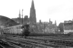 Nochmals eine Dreifacheinheit VT 33 als DT 50 nach Frankfurt im stark durch Kriegsweinwirkung gekennzeichneten Kölner Hauptbahnhof. (03.1949) <i>Foto: Fischer</i>