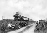 Sichtlich unbeeindruckt von der Vorbeifahrt des F 16 "Sachsenroß" mit 05 001 zeigen sich die vespernden Streckenarbeiter bei Königsmoor.  (01.07.1954) <i>Foto: Walter Hollnagel</i>