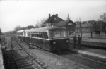 Ein unbekannter VT 95 im Bahnhof Marienbaum an der Strecke Xanten - Kleve. (1956) <i>Foto: Slg. Eisenbahnstiftung</i>