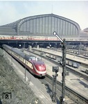Ein unbekannter VT 11 verlässt als TEE 78 "Helvetia" den Hamburger Hauptbahnhof. (06.06.1958) <i>Foto: Walter Hollnagel</i>