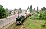 02 0201 mit dem Interflug-Sonderzug auf der Strecke Rathenow - Brandenburg bei Döberitz. (20.05.1978) <i>Foto: Joachim Bügel</i>