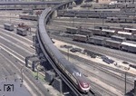 Blick vom Wasserturm des Bw Hamburg-Altona auf den in Richtung Dammtor ausfahrenden TEE 78 "Helvetia". Rund 11 Stunden Fahrzeit und gut 960 km Strecke liegen bis zum Zielort Zürich noch vor ihm. (08.06.1958) <i>Foto: Walter Hollnagel</i>