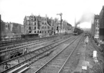 52 224 wartet mit ihrem Güterzug vor einem  behelfsmäßig wiederhergestellten Bombenrichter an der Brücke Reinickendorfer Straße im kriegszerstörten Berlin-Wedding. (03.1945) <i>Foto: Walter Hollnagel</i>