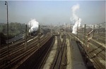 Blick vom Stellwerk 3 auf das Bahnhofsvorfeld des Stuttgarter Hauptbahnhofs. Während rechts eine E 44 einfährt, verlässt links eine P 8 den Bahnhof. (11.06.1962) <i>Foto: Walter Hollnagel</i>