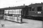 Eine beachtliche Sammlung internationaler Zuglaufschilder am Münchener Hauptbahnhof. Der Schnellzug im Hintergund hat bereits sein Exemplar  für die Fahrt von München nach Lindau erhalten. (1960) <i>Foto: Slg. Eisenbahnstiftung</i>