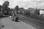 Blick auf den Bahnübergang und die Blockstelle Ziegelhofstraße in Oldenburg. Hier verzweigen sich  die Strecken nach Leer (links) und Wilhelmshaven (rechts). (23.05.1962) <i>Foto: Quebe</i>