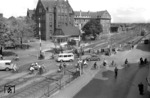 Blick auf die Westausfahrt des Oldenburger Hauptbahnhofs. Rechts hinten ist der Bahnhof zu erkennen. Zwischen 1963 und 1966 wurden die Gleise hochgelegt und alle Bahnübergänge beseitigt. (23.05.1962) <i>Foto: Quebe</i>