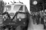 Der Sonderzug (Dsts 90422) zur Aufnahme des elektrischen Zugbetriebs zwischen Herford und Altenbeken im Bahnhof Detmold. (27.05.1975) <i>Foto: Joachim Bügel</i>
