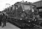 Abfahrauftrag zur Aufnahme des durchgehenden elektrischen S-Bahnbetriebs zwischen Essen und Düsseldorf mit E 41 411. (26.05.1968) <i>Foto: Willi Marotz</i>