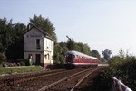613 603 + 913 608 passiert als N 5920 auf der Fahrt nach Kreiensen die Blockstelle Orxhausen. (29.09.1984) <i>Foto: Wolfgang Bügel</i>