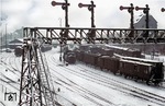 Blick auf den Bahnhof Waldshut mit der markanten Signalbrücke aus badischen Signalen. (1940) <i>Foto: Slg. Eisenbahnstiftung</i>