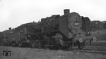 Eine der vielen zum Kriegsende schadhaft abgestellten Lokomotiven: 39 073 in Darmstadt. Dahinter steht 18 524. (04.1945) <i>Foto: Joseph P.Saitta</i>