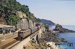 An der Mittelmeerküste zwischen La Spezia und Rapallo ist FS 645 032 unterwegs. (31.05.2002) <i>Foto: Peter Wittmann</i>