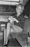 Sichtlich wohlzufühlen scheint sich diese junge Dame im Zugabteil der DB. (1971) <i>Foto: Reinhold Palm</i>