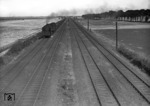 Blick von der Blockstelle Lind in Porz/Rh. auf die sich von Gremberg nähernde 50 2188. Die Gleise links gehören zur Güterzugstrecke Gremberg - Troisdorf, rechts verläuft die Reisebahn. Heute rast hier zusätzlich der ICE der NBS Köln -Frankfurt durch. (1950) <i>Foto: Slg. Eisenbahnstiftung</i>