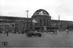 Blick auf den kriegszerstörten Bahnhof Köln-Deutz. Im Hintergrund ist das Stahlgerippe der ausgebrannten Halle zu erkennen. (1947) <i>Foto: RBD Köln</i>