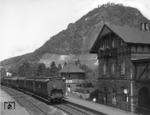 Vor der Kulisse des Drachenfels verlässt ein typisch preußischer Personenzug mit einer T 18 (BR 78) den Bahnhof Rhöndorf auf der rechtsrheinischen Strecke zwischen Bad Honnef und Bonn-Beuel. (1932) <i>Foto: RVM (RBD Köln)</i>