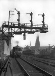 VT 36 511 hat soeben den Kölner Hauptbahnhof hinter sich gelassen und erhält freie Fahrt an der Signalbrücke am Hansaring. (1950) <i>Foto: RBD Köln</i>