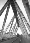 55 4585 überquert die neue Dreigurtbrücke über die Roer bei Düren. (1932) <i>Foto: RVM (RBD Köln)</i>