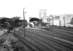 Blick auf die Ostseite des Aachener Hauptbahnhofs.  In der Halle rangiert eine pr. T 12 (BR 74). Links wartet eine 94 auf den nächsten Schiebeeinsatz. (1929) <i>Foto: RBD Köln</i>