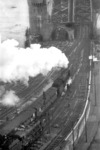 Blick vom Kölner Dom auf die Westausfahrt zur Hohenzollernbrücke mit dem ausfahrenden Rheingold, geführt von einer 01. Daneben wartet eine pr. P 10 (Baureihe 39) auf Ausfahrt nach Deutz. (1952) <i>Foto: Fischer</i>