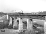 23 055 überquert vor E 4655 die Tullauer Brücke bei Schwäbisch Hall. (22.04.1967) <i>Foto: Wolfgang Bügel</i>