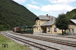SZ 664-119 mit Güterzug Richtung Jesenice bei der Durchfahrt im Bahnhof Grahovo ob Baci. (10.08.2011) <i>Foto: Stefan Jurasovits   </i>
