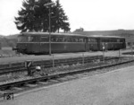 798 734 + Beiwagen 998 795 im Bahnhof Kötzting (zwischen Cham und Lam im Bay. Wald). (17.06.1969) <i>Foto: Wolfgang Bügel</i>