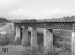 V 100 2258 vor N 2768 auf der Tullauer Brücke bei Schwäbisch Hall. (22.04.1967) <i>Foto: Wolfgang Bügel</i>